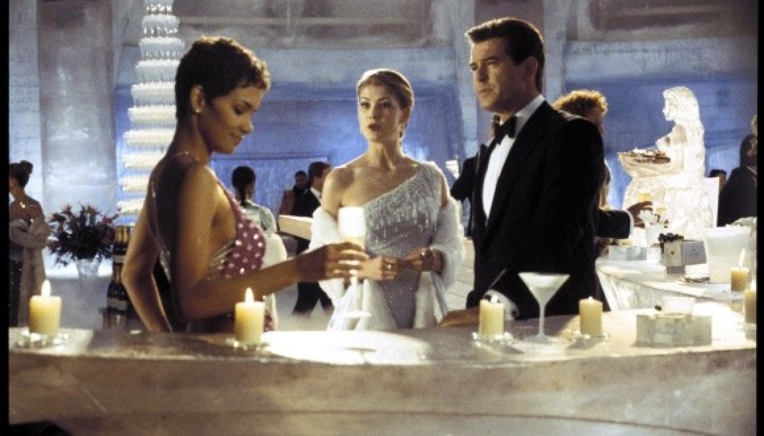 Jinx (Halle Berry), Miranda Frost (Rosamund Pike) en James Bond (Pierce Brosnan) ontmoeten elkaar in het Ice Palace. Foto: Copyright - © 2002 Danjaq, LLC and United Artists Corporation. Alle rechten voorbehouden.
