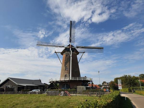 Molen de Hoop is een niet te missen herkenningspunt aan de rand van het dorp. Foto: DagjeWeg.NL © Tonny van Oosten