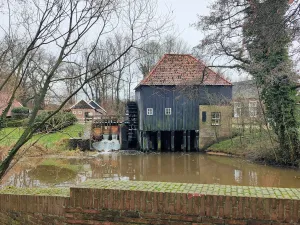 Puzzeluitje.nl Twentse bezienswaardigheid: watermolen Den Haller in Diepenheim. Foto: Puzzeluitje.nl