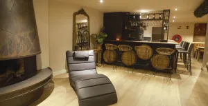 Warm deze winter op in de sauna De gezellige lounge met wijnbar. Foto: Biltstraat Wellness & Horeca B.V.