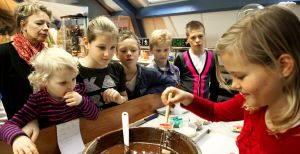 Over de foto: Proef van lekkere hapjes en ga zelf aan de slag in Bakkerijmuseum De Oude Bakkerij! Foto: © Bakkerijmuseum De Oude Bakkerij. Proef van lekkere hapjes en ga zelf aan de slag in Bakkerijmuseum De Oude Bakkerij! Foto: © Bakkerijmuseum De Oude Bakkerij.