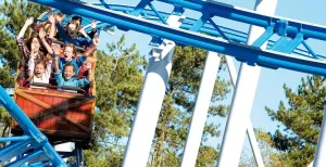 Betaalbaar rondje in de achtbaan Voordelig met z'n allen in de achtbaan! Foto: Familiepark DippieDoe.