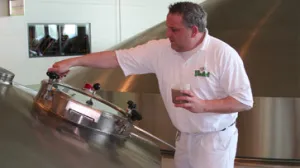 Grolsch, het klinkt al lekkerder Het bier wordt continue getest. Foto: Annette van den Berg.