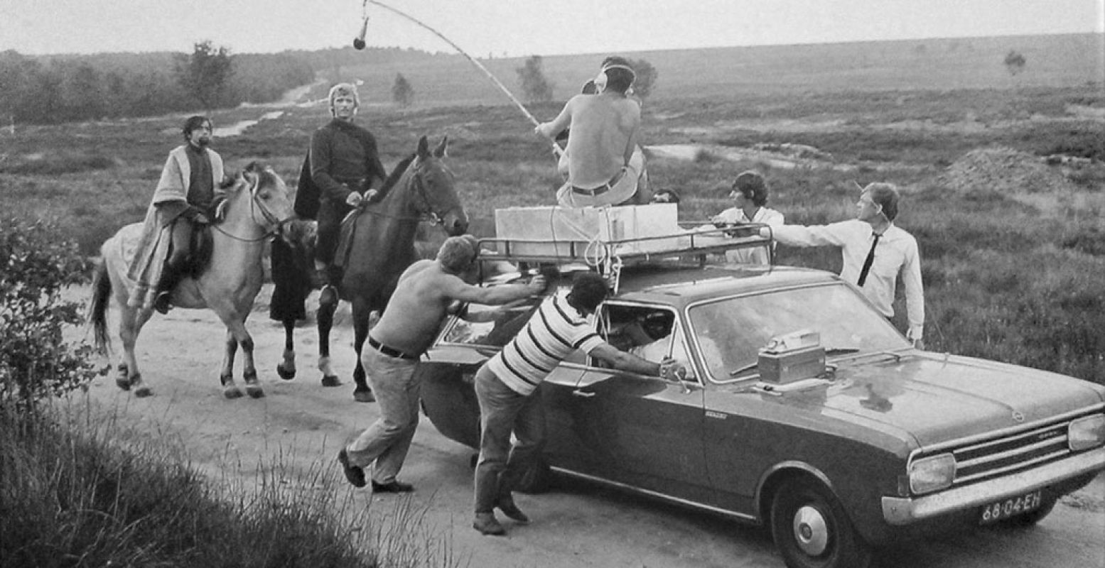 Opnames op de set. Om een vloeiend beeld te krijgen stond de camera op een auto. Die vooruitduwen viel niet altijd mee. Foto: Museum van de 20e Eeuw