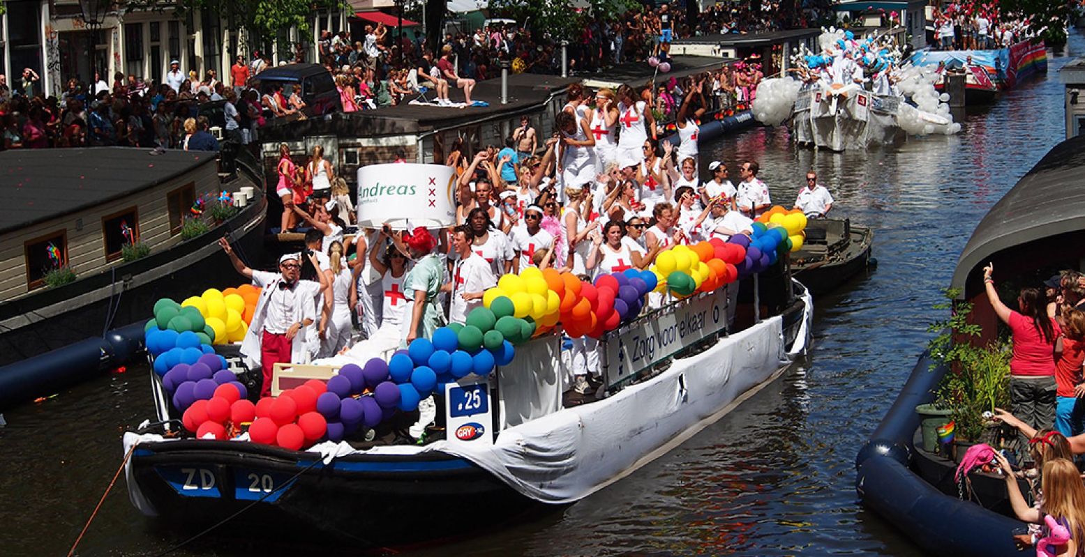 Het bekendste onderdeel van Gay Pride Amsterdam: de vrolijke botenparade. Foto:  Pixabay 