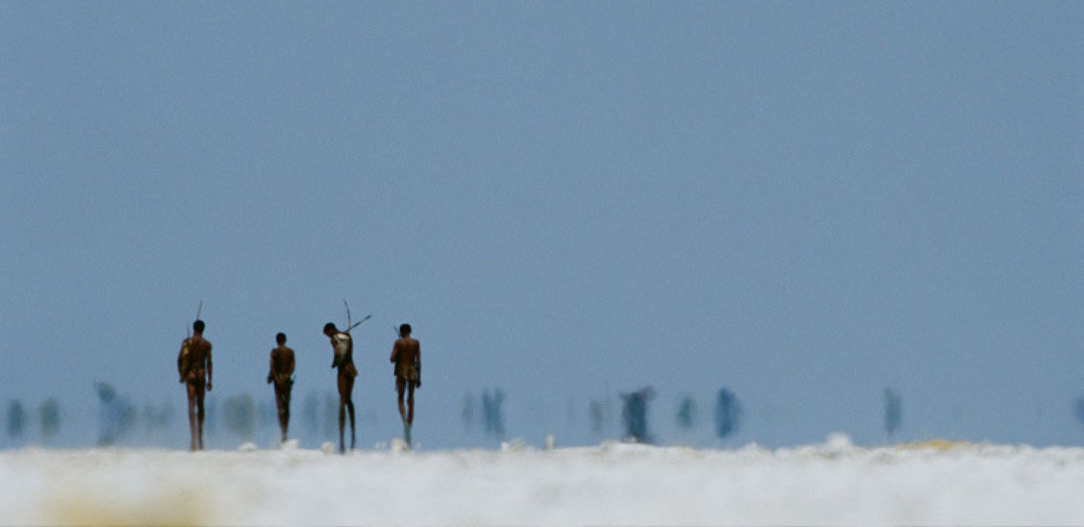 San (bosjesmannen) steken zoutvlakte over, Namibië - Chris Johns.