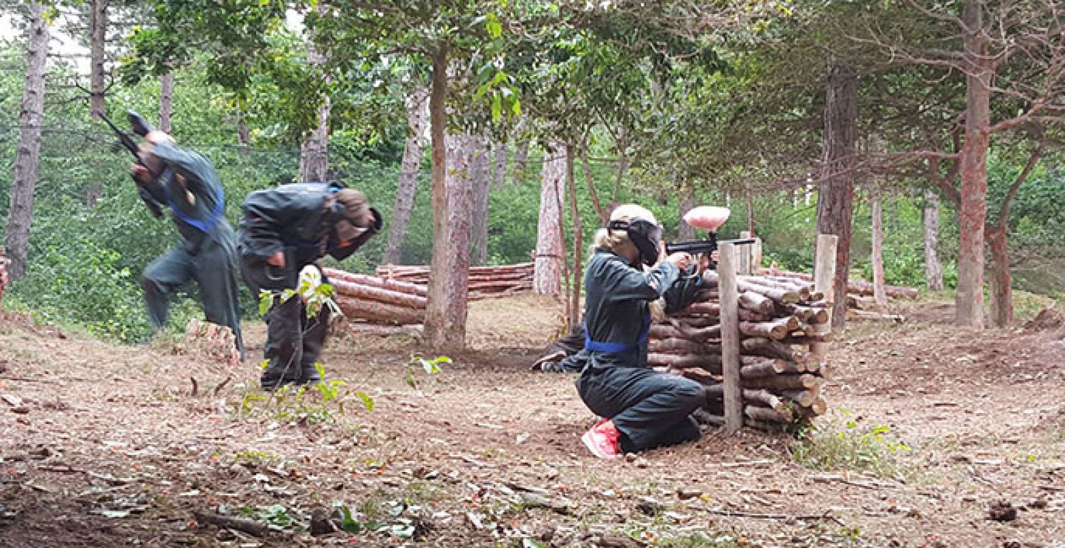 Paintballen met hindernissen in het bos! Foto: MooiWeer