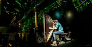 Over de foto: Remy van Kesteren aan het repeteren. Achter hem een voorproefje van de lichtshow op het Museumplein Amsterdam. Credits Van Gogh Museum, foto: Jan-Kees Steenman. Remy van Kesteren aan het repeteren. Achter hem een voorproefje van de lichtshow op het Museumplein Amsterdam. Credits Van Gogh Museum, foto: Jan-Kees Steenman.