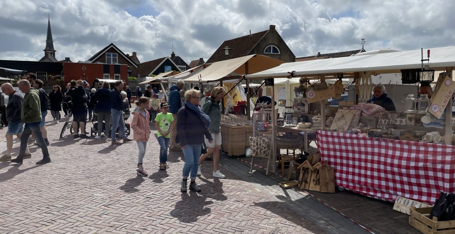 Allerlei gezellige activiteiten. Heb je al een bezoekje gebracht aan de Boerenmarkt? Foto: Friese Sleepbootdagen