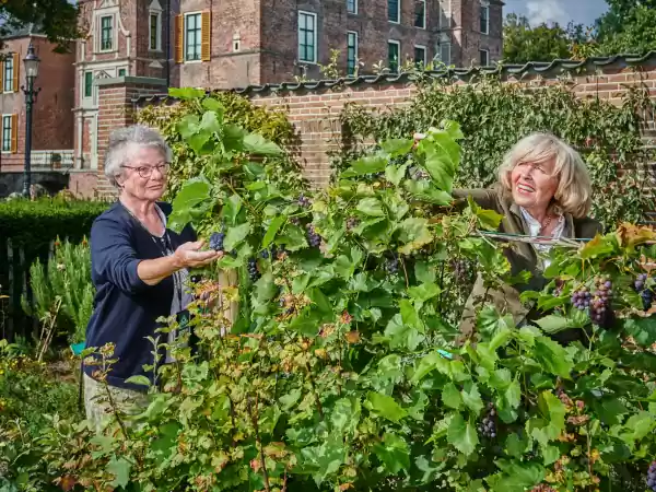 In de moestuin. Ook het landgoed is prachtig. Foto: Kasteel Cannenburch © Rob Schouten Fotografie