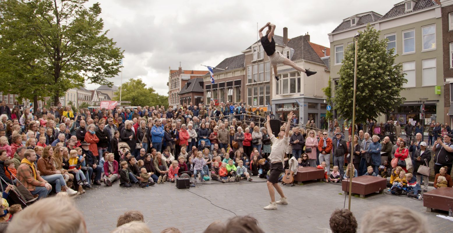 Loop dit weekend in Leeuwarden van theatervoorstelling naar concert naar circusoptreden. Foto: Fries StraatFestival