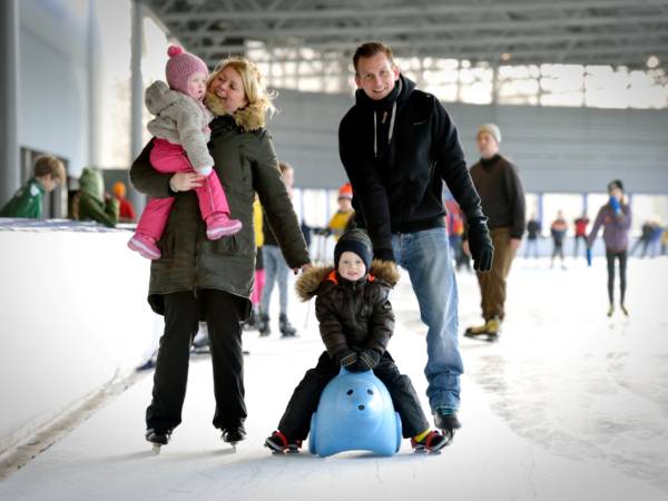 Ga gezellig schaatsen in Alkmaar. Foto: IJsbaan De Meent