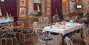 Ontdek hoe een manege een museum werd Een kopje koffie in de schitterende foyer is inbegrepen. Foto: Levend Paardenmuseum