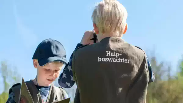 Cursus junior boswachter Lauwersmeer Twee jongens verkleed als hulpboswachter | Foto ge&uuml;pload door gebruiker Staatsbosbeheer.