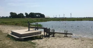 Mooie recreatieplassen en stranden in Noord-Nederland Geniet van het zomerweer op het strand aan de Swanneblom. Foto: Gauke Kuiken