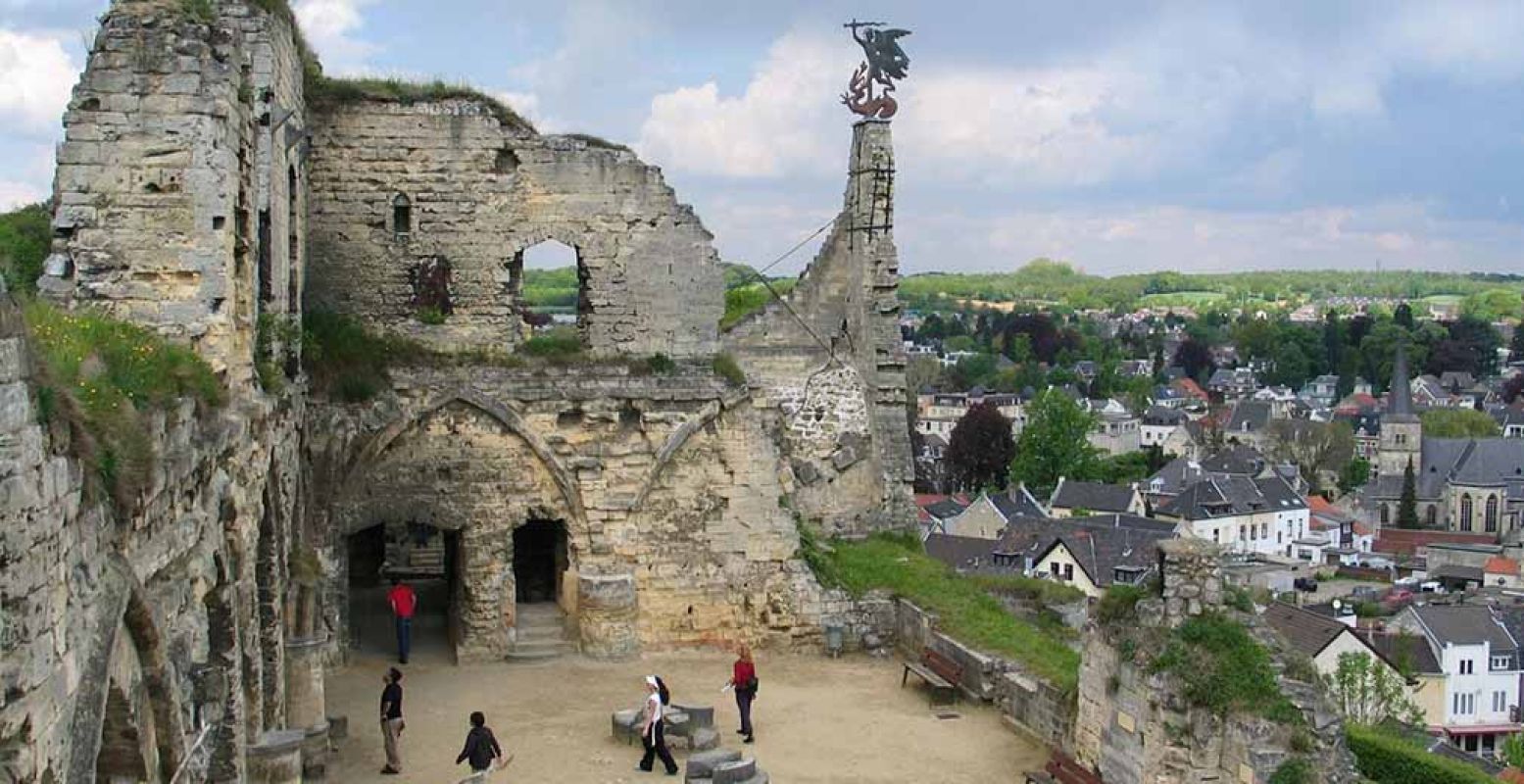 De Kasteelruïne in Valkenburg, met uitzicht op het vestingsstadje. Foto: Kasteelruïne & Fluweelengrot Valkenburg.