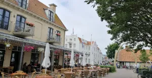 Hoeven in het zand: huifkartocht op Schiermonnikoog Je begint de rit door het centrum van het eiland. Smal en klein, dus soms moet je even wachten. Hier zie je de poort, van de walviskaak. Foto: DagjeWeg.NL.