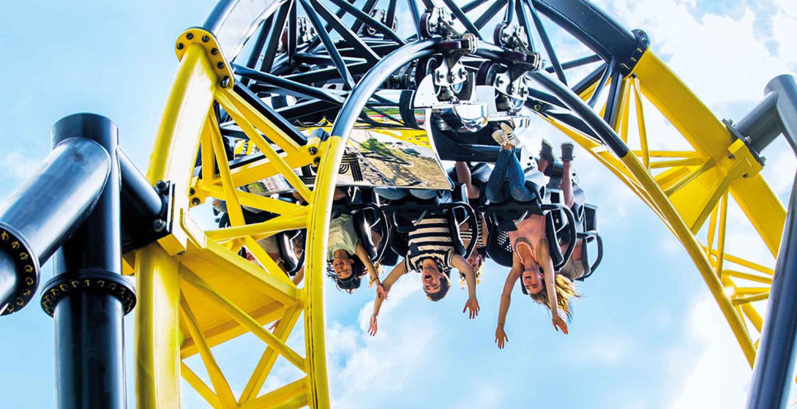 Gillen van plezier in een achtbaan van Walibi. Lees alles over de attractieparken in Nederland. Foto: Walibi Holland