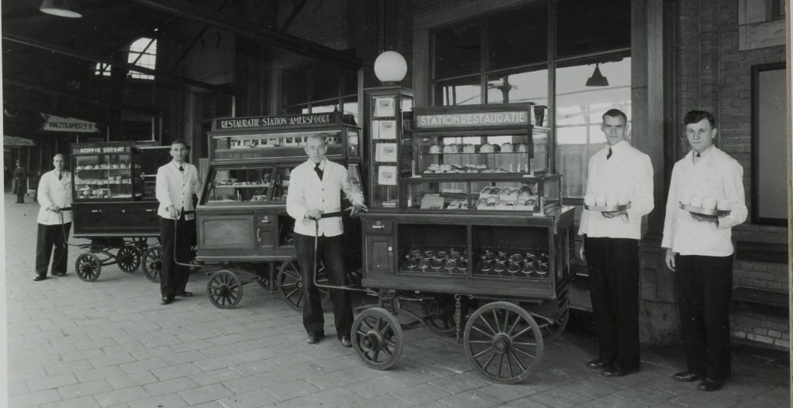 Perronkar op centraal station Amersfoort in 1948. Foto: Collectie Spoorwegmuseum.