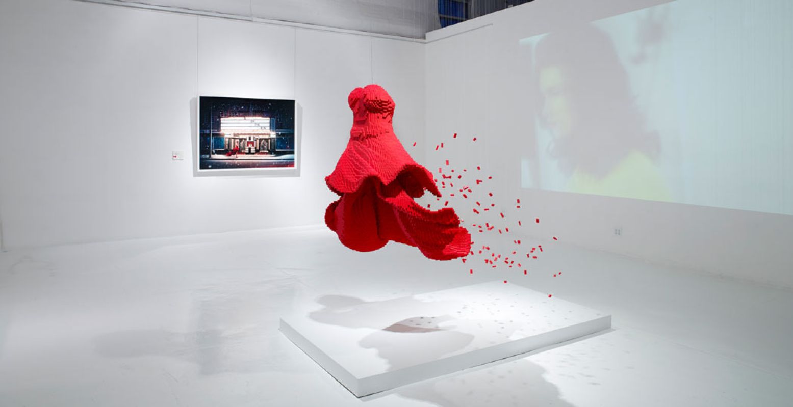 De schitterende 'In Pieces' foto's van Dean West geven de tentoonstelling nog meer diepgang. Foto: The Art of the Brick