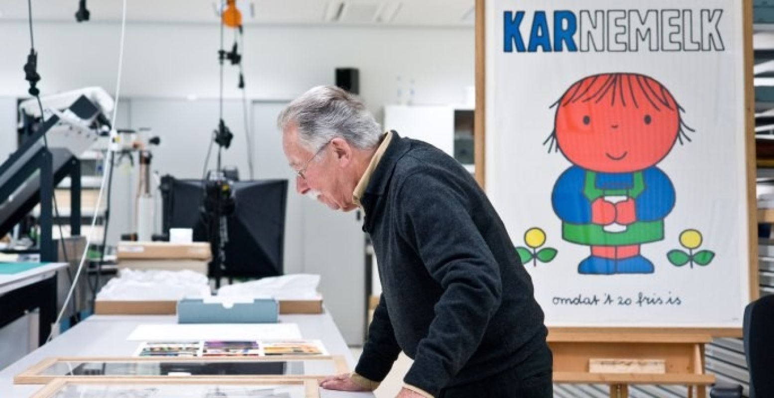 Dick Bruna in de restauratiestudio van het Rijksmuseum. Foto: Rijksmuseum