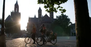 8 toffe redenen om naar Maastricht te gaan Fietsers op Het Vrijthof. Foto: Maastricht Marketing © Jonathan Vos