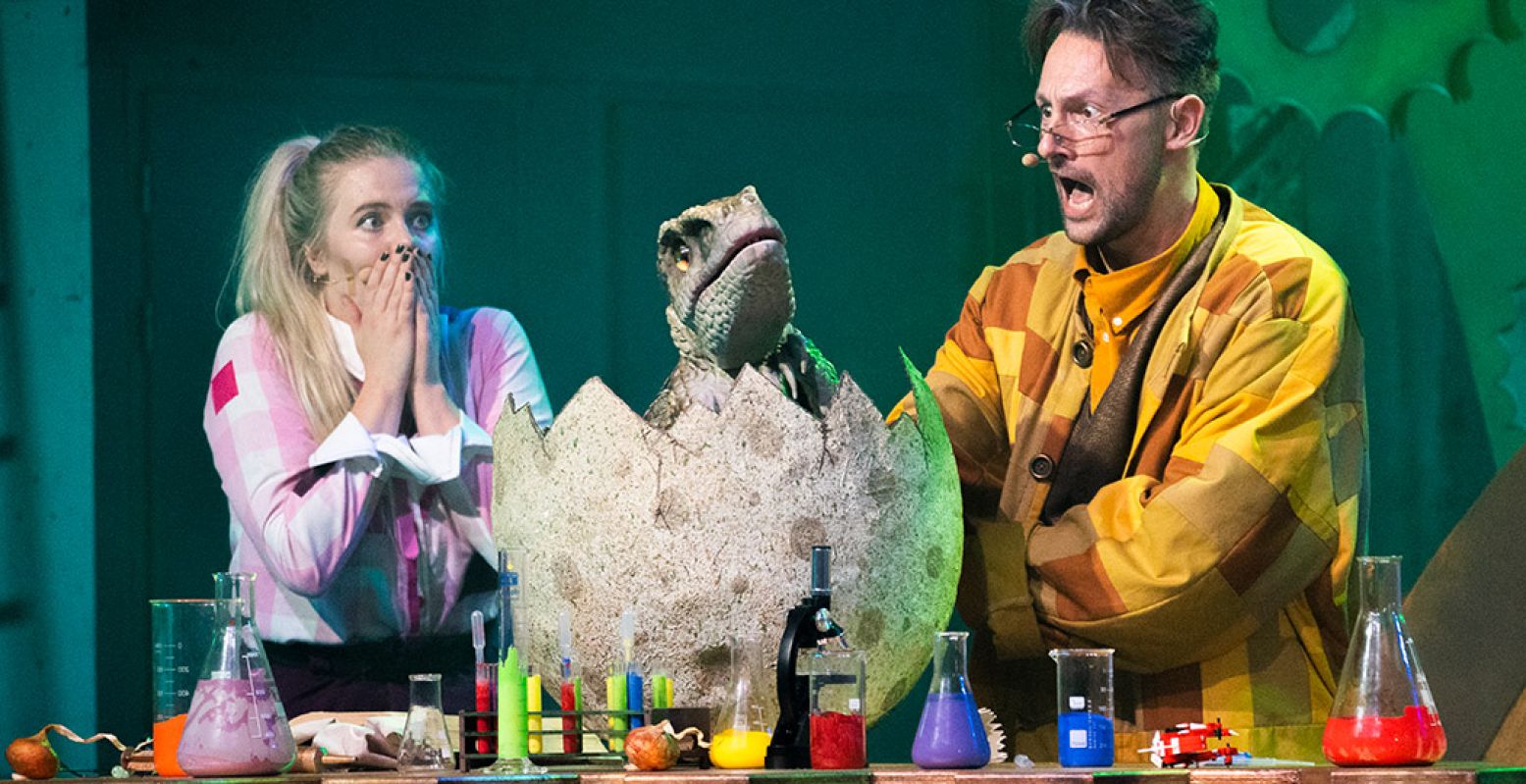 Professor Diffeloor aan het werk in zijn lab tijdens de theatervoorstelling. Foto: De DinoFabriek © Mira Meijer