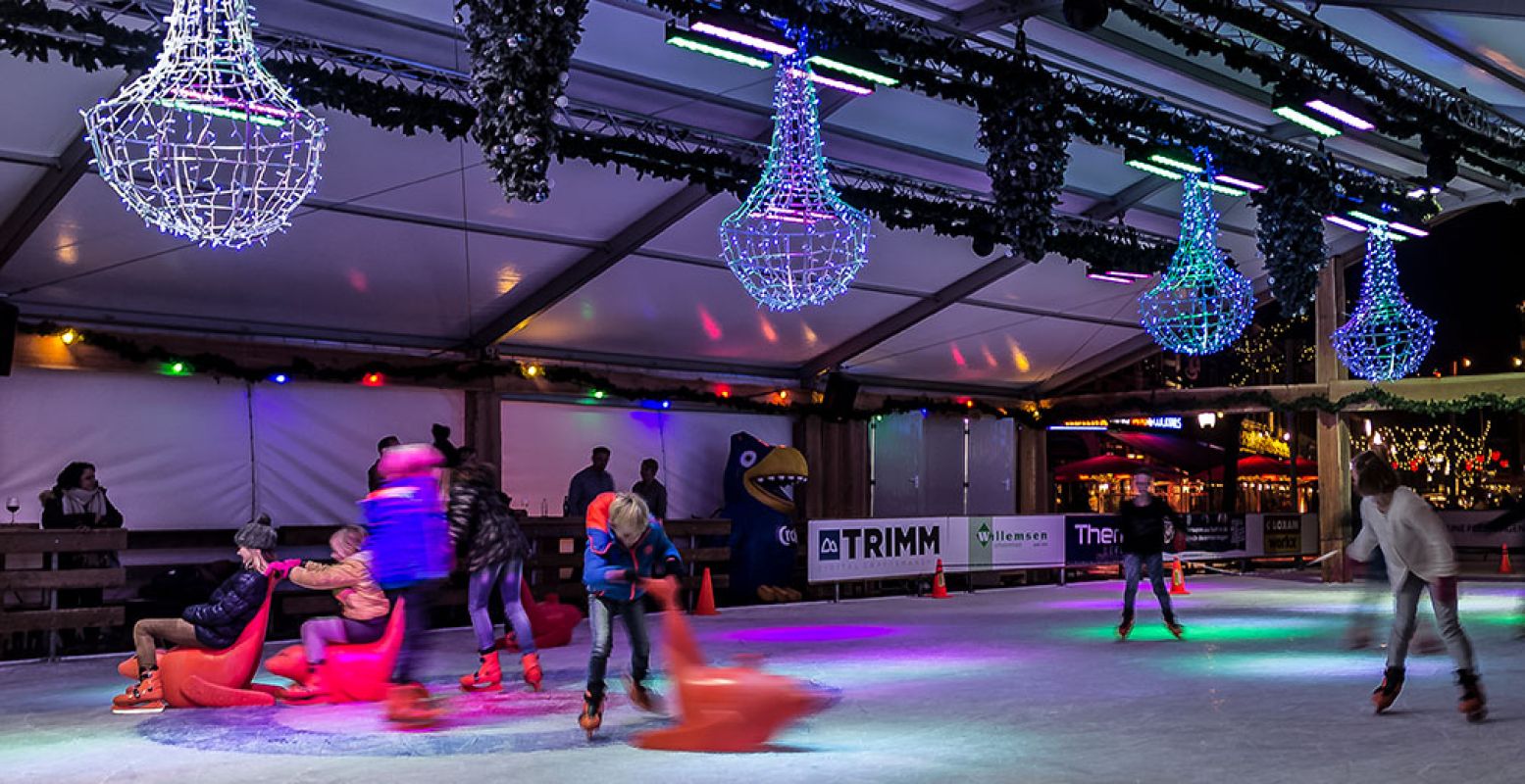 Kom gezellig schaatsen op de overdekte ijsbaan op de Oude Markt. Foto: Winter Wonderland Enschede © Nicole Tanke.