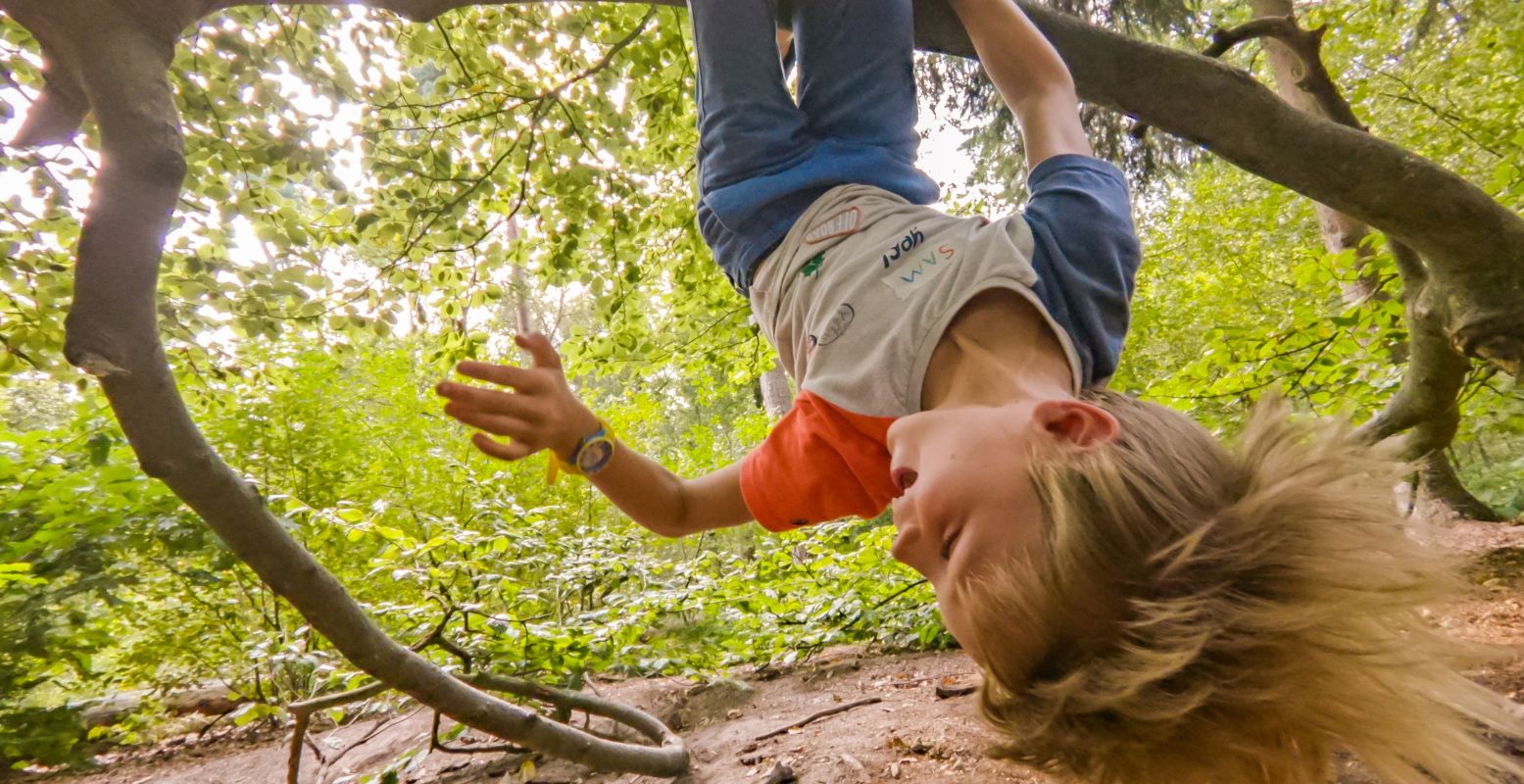 Lekker spelen in de frisse buitenlucht in de OERRR-speeltuinen. Foto: Foto: Natuurmonumenten © Janine Bekkers