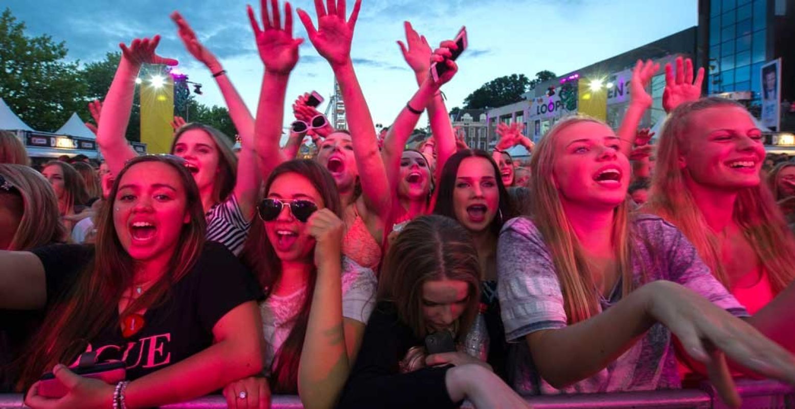 Springen maar! Tijdens de Vierdaagsefeesten zijn er optredens in overvloed. Foto: Stichting Vierdaagsefeesten.