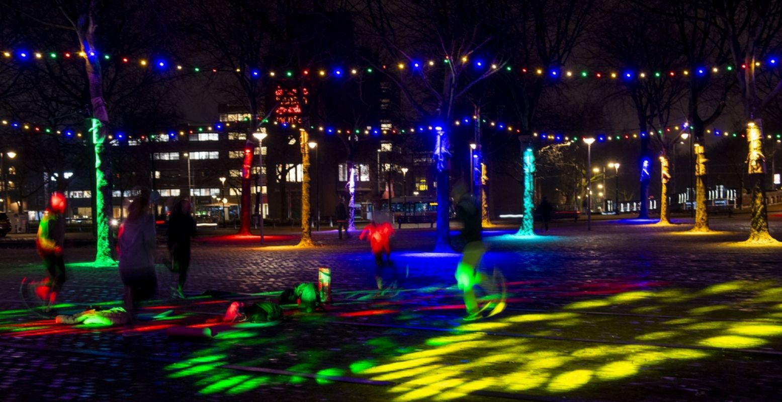 Mooie, speelse verlichting zorgt er tijdens Rotterdam Verlicht! voor dat het Noordplein ook 's avonds een gezellige plek is. Foto: Rotterdam Verlicht! Mothership © Jan van der Ploeg