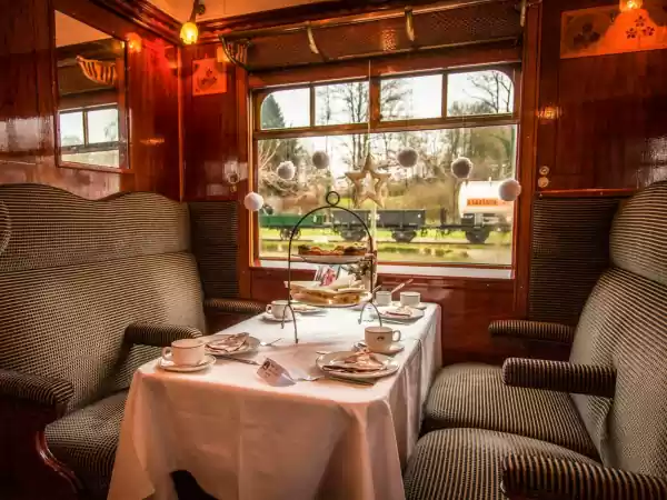 High tea in het Pullman-rijtuig. Foto: De Miljoenenlijn © John Kreukniet