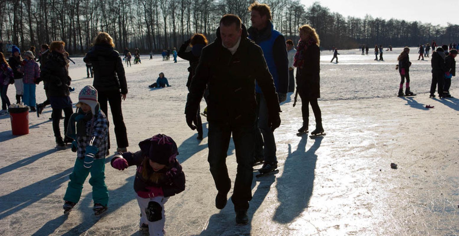 Pas op: op sommige plekken is het ijs nog niet dik genoeg. Fotograaf:  EelkoL . Licentie:  Sommige rechten voorbehouden . Bron:  Flickr.com .