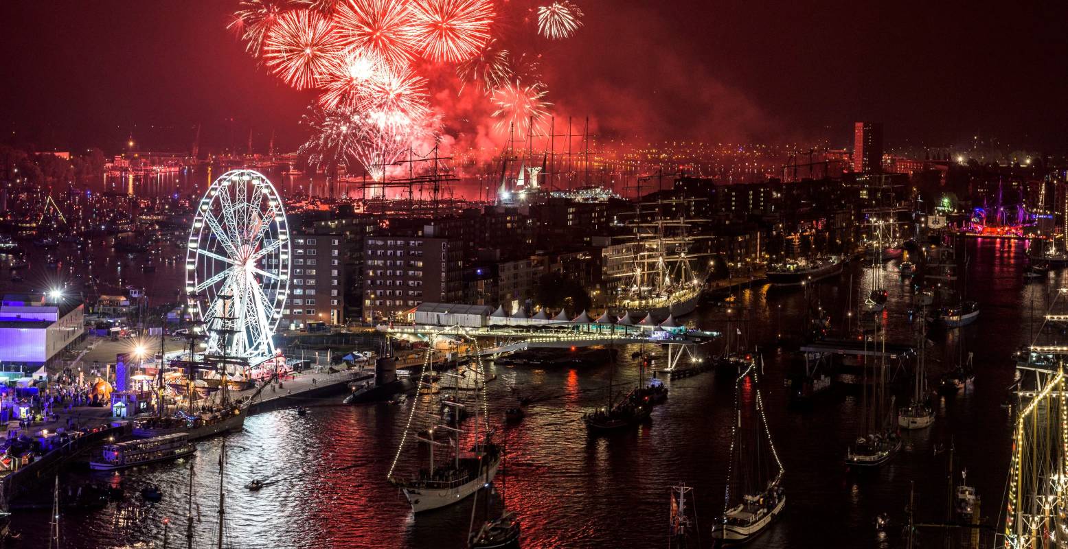SAIL gaat door tot in de late uurtjes en eindigt elke dag met een spectaculaire avondshow. Foto: SAIL Amsterdam © Renzo Gerritsen SAIL gaat door tot in de late uurtjes en eindigt elke dag met een spectaculaire avondshow. Foto: SAIL Amsterdam © Renzo Gerritsen