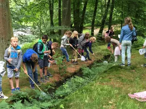 Speuren naar waterdiertjes. Foto: Kasteel Rosendael