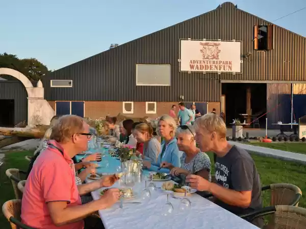 Na het klimmen een welverdiende barbecue. Foto: Waddenfun