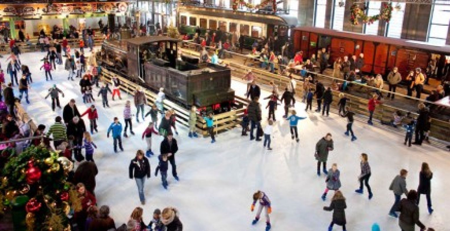 Lekker schaatsen op de ijsbaan tijdens het Winter Station bij Het Spoorwegmuseum. Foto: Het Spoorwegmuseum.