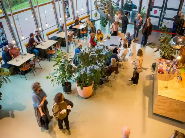 Ook om te studeren of gewoon te kletsen, ben je welkom in de foyer. Foto: Theater De Landing Ook om te studeren of gewoon te kletsen, ben je welkom in de foyer. Foto: Theater De Landing
