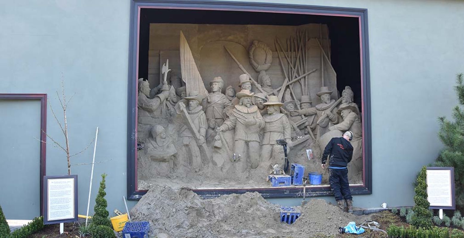 Hier nog in opbouw, maar de grootste Nachtwacht ter wereld moet voor 23 april weg van de gemeente. Foto: 't Veluws Zandsculpturenfestijn.