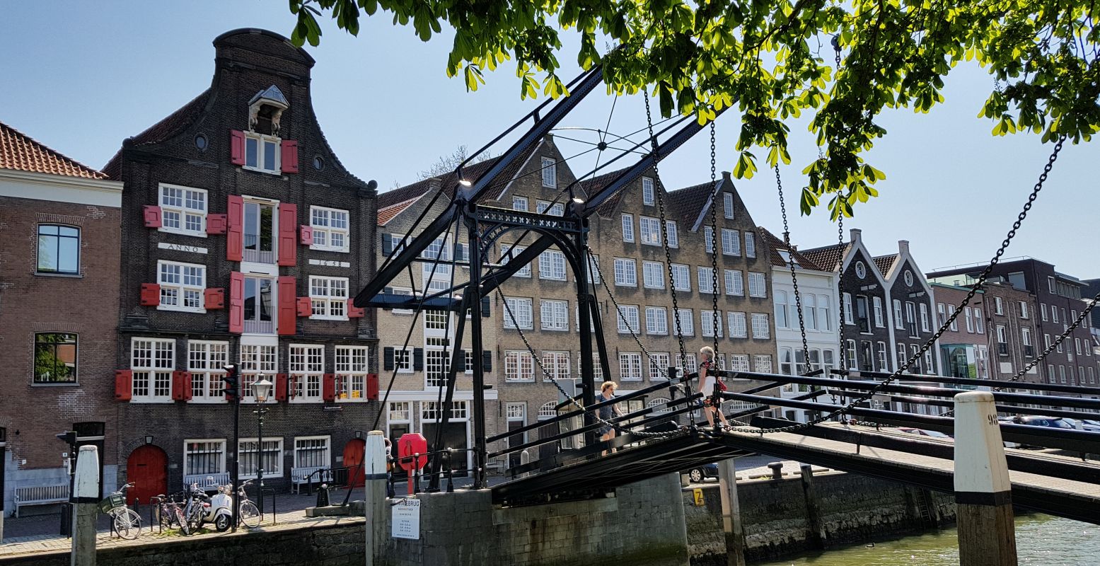 Overal in Dordrecht zie je nog de rijkdom die de handel bracht, zoals de pakhuizen en de fraaie ijzeren Damiatenbrug. Foto: DagjeWeg.NL @ Tonny van Oosten