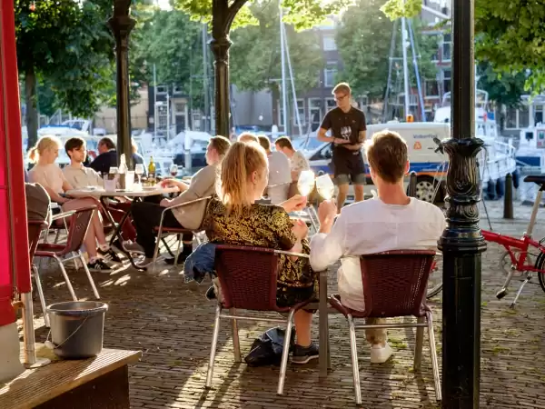 Relax op een terrasje aan de haven van Dordrecht. Foto: Ontdek Dordrecht