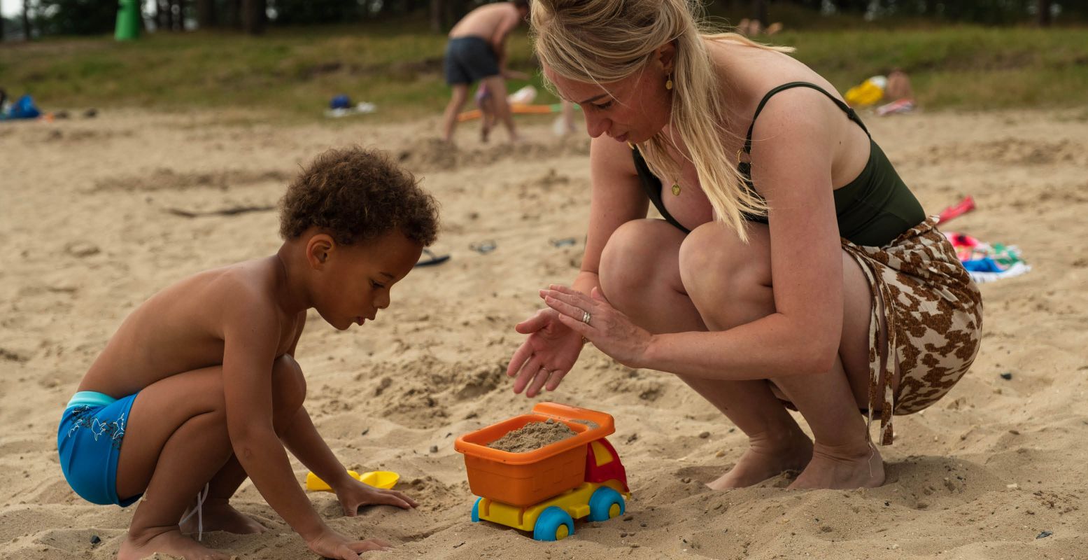 Maak mooie zandkastelen op het strand van de Zandenplas. Foto: Leisurelands