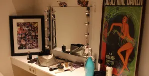 Musicalsterren zijn ook gewoon mensen die moeten strijken Nurlaila Karim doet haar eigen make-up. Foto: Redactie DagjeWeg.NL