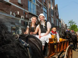 Nationale Graskaasdag Daar komen de kaaswielen de stad in! Foto: Beleef Woerden © VRHL Content en Creatie