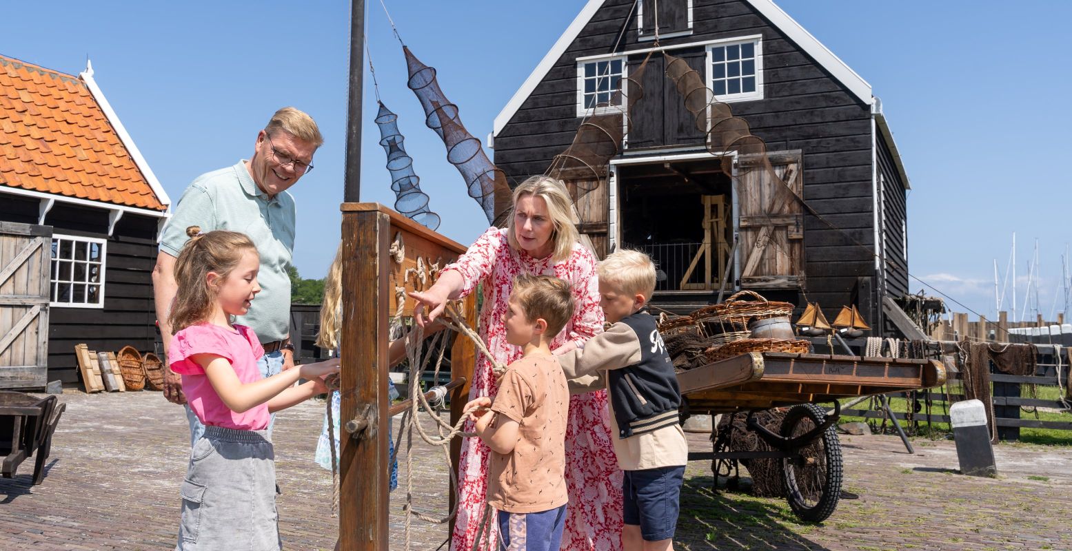 Ontdek in de Marker haven welke knopen er zoal gebruikt worden op de schepen. Foto: Zuiderzeemuseum © Merike Frese Ontdek in de Marker haven welke knopen er zoal gebruikt worden op de schepen. Foto: Zuiderzeemuseum © Merike Frese