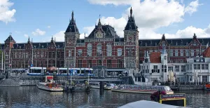 De mooiste treinstations van Nederland Het gigantische en iconische stationsgebouw van Amsterdam Centraal. Foto:  Pixabay  / MemoryCatcher