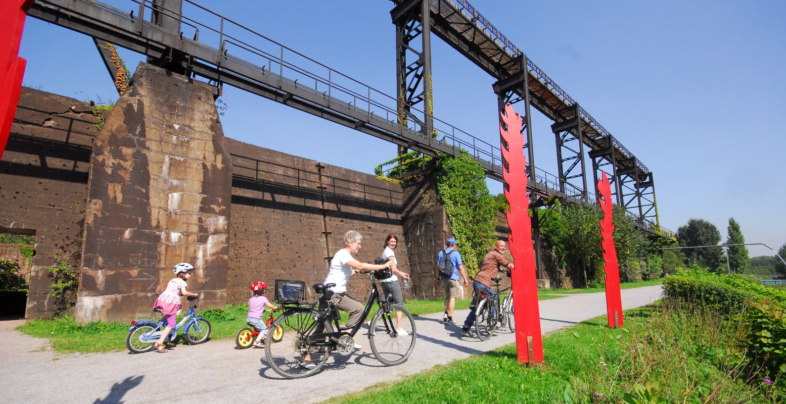 In het vlakke Ruhrgebied kunt je prima fietsen. Er ligt een heel netwerk van fietspaden, zoals door Landschaftspark Duisburg Nord. Foto: © Thomas Berns