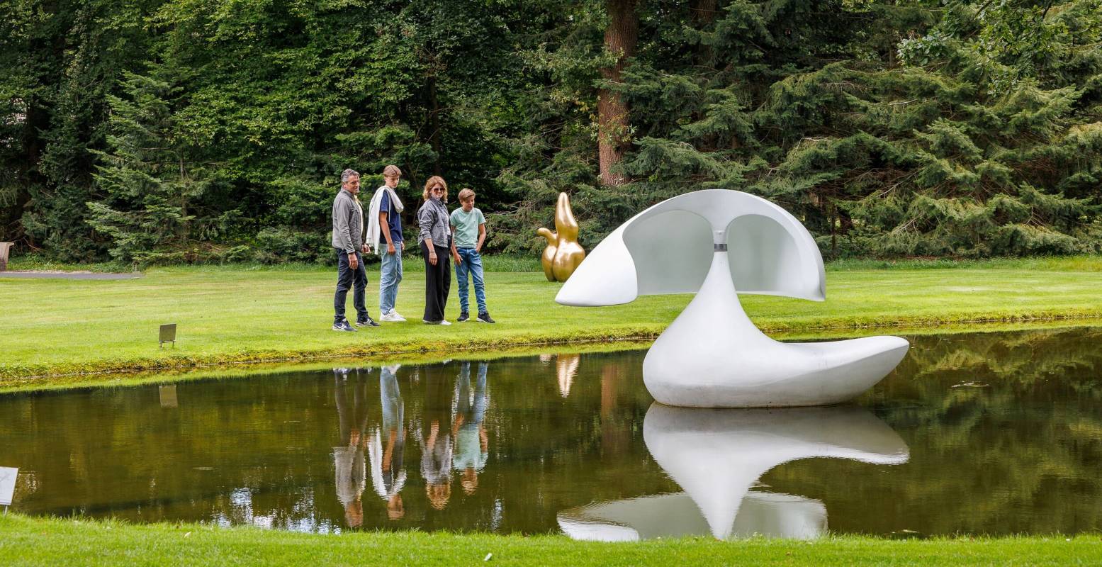 Tijdens de Nationale Museumweek 2025 vind je in een leuke Kikkerroute in de Beeldentuin van het Kröller-Müller Museum. Foto: Kröller-Müller Museum © Casper Korver Tijdens de Nationale Museumweek 2025 vind je in een leuke Kikkerroute in de Beeldentuin van het Kröller-Müller Museum. Foto: Kröller-Müller Museum © Casper Korver