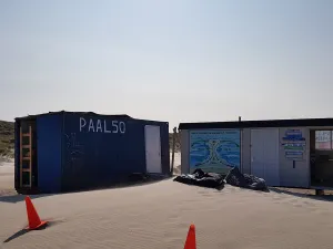 Paal 50 De strandaccommodatie van Paal 50, waar de zomerse activiteiten starten. Foto: DagjeWeg.NL
