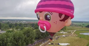 Kleurrijke ballonnen tijdens de Friese Ballonfeesten 2018